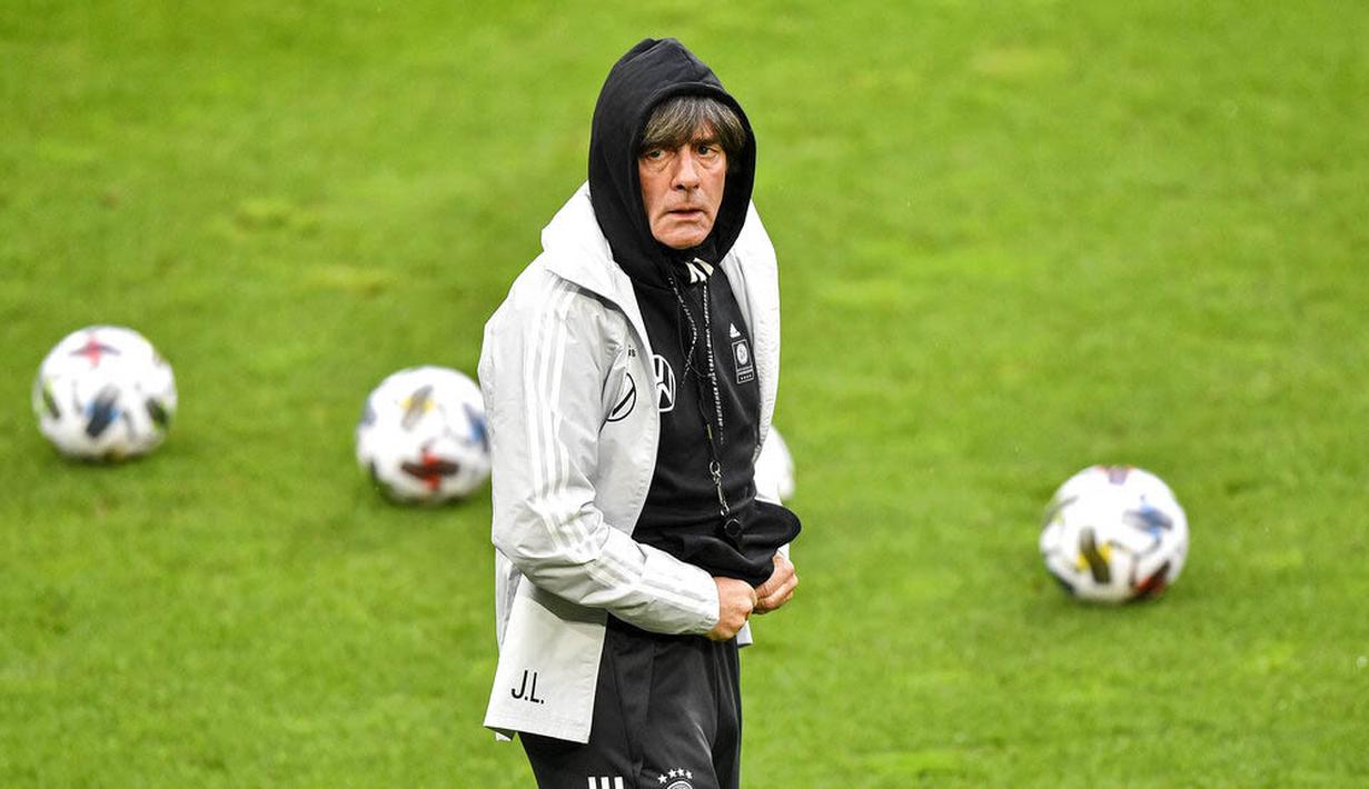 Pelatih Jerman, Joachim Loew, memimpin sesi latihan jelang laga persahabatan di Koln, Rabu (7/10/2020). Jerman akan berhadapan dengan Turki. (AP Photo/Martin Meissner)