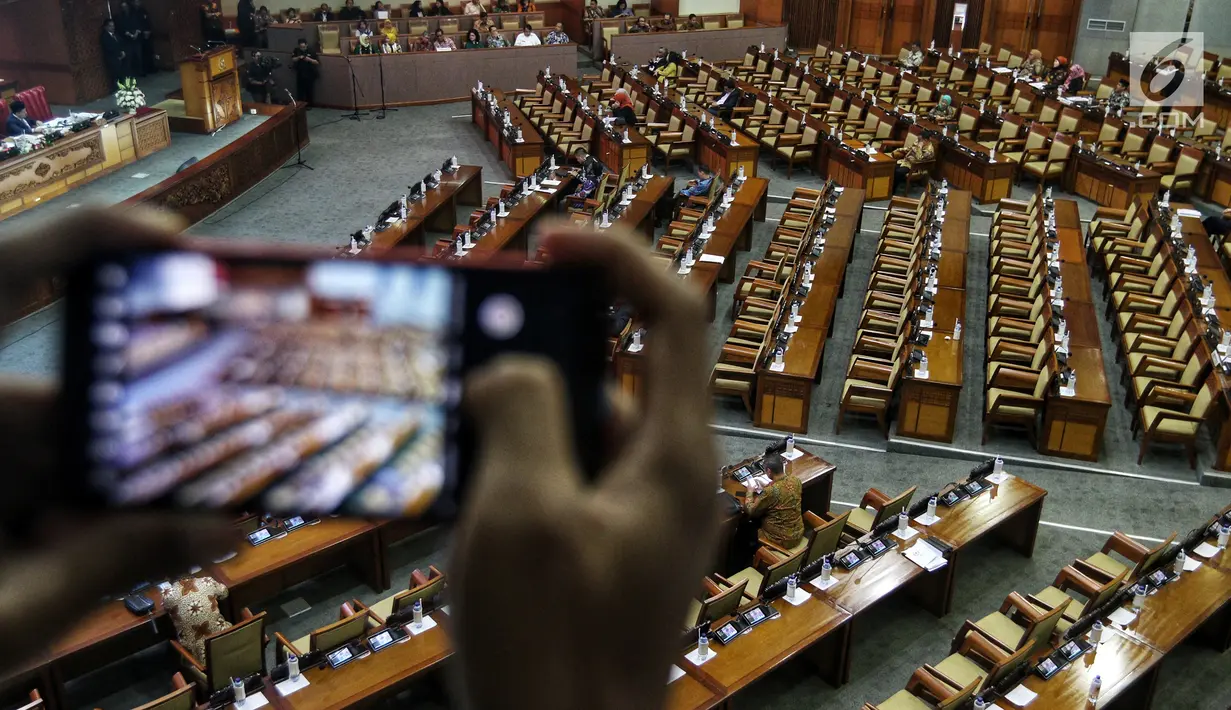 Suasana Rapat Paripurna DPR RI ke-12 Masa Persidangan III Tahun Sidang 2018-2019 di Kompleks Parlemen, Senayan, Jakarta, Rabu (13/2). Agenda utama rapat untuk pengambilan keputusan terhadap RUU Kebidanan. (Liputan6.com/JohanTallo)