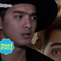 Hadir di wisuda S2 istrinya, Herfiza Novianti, Ricky Harun beli bunga dadakan. 