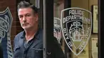 Aktor Alec Baldwin berjalan keluar dari Kantor Polisi New York, Jumat (2/11). Aktor sekaligus paman Hailey Baldwin itu sempat ditahan usai terlibat dalam pekelahian dengan seorang pria dewasa saat sedang memperebutkan tempat parkir. (AP/Julie Jacobson)