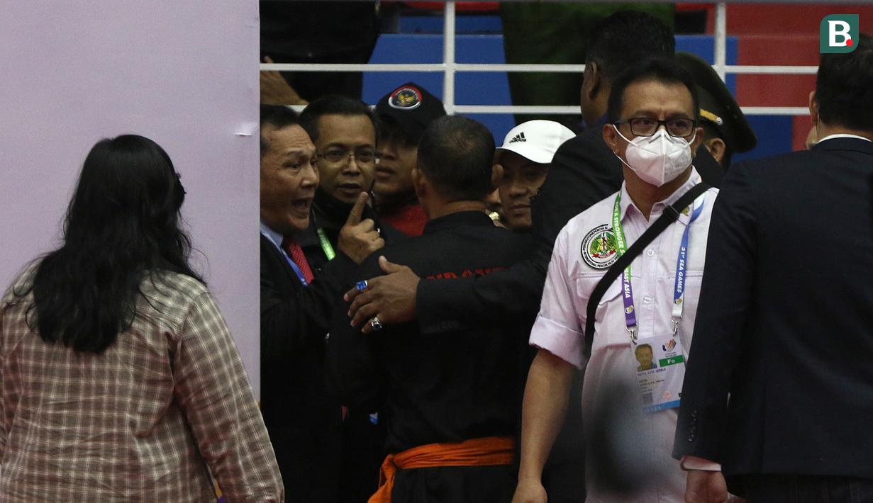 Kejadian tak berhenti usai kemenangan yang diraih tim dari Malaysia tersebut akibat pengurangan sepuluh poin yang diterima Mustakim. Benny pun masih terlihat marah dengan menunjuk pelatih Indro Catur Haryono. (Bola.com/Ikhwan Yanuar)