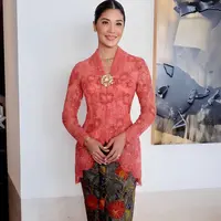 Anggun berkebaya, Franka Makarim memilih kebaya brokat berwarna pink dan padu padan kain batik bernuansa hitam dengan corak floral oranye dan hijau yang tak kalah cantik. [Foto: Instagram/frankamakarim]