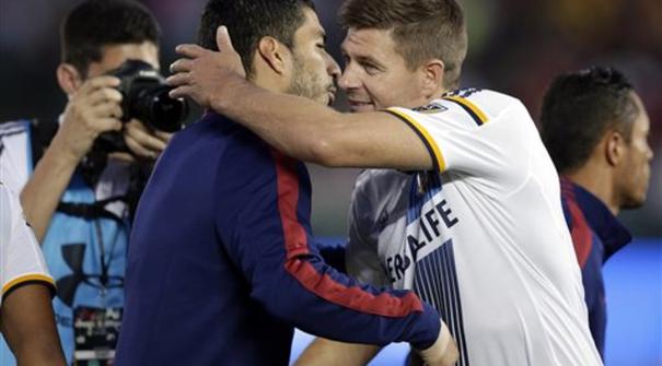 Steven Gerrard dan Luis Suarez dua eks Liverpool, tampak akrab dan saling bercanda sebelum laga di International Champions Cup 2015