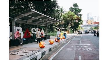 Bola indah tersebut sebagai pengaman bagi pejalan kaki, mencegah sepeda motor melintas di atas trotoar, sekaligus memperindah kawasan trotoar di Surabaya.