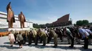 Warga dan tentara memberi penghormatan kepada patung mendiang pemimpin Kim Il Sung dan Kim Jong Il di Bukit Mansu, Pyongyang, Korea Utara, Senin (8/7/2019). Warga Korea Utara tengah memperingati 25 tahun meninggalnya Kim Il Sung. (AP Photo/Jon Chol Jin)