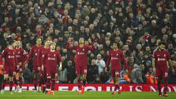 Penyerang Liverpool, Cody Gakpo (tengah) berselebrasi setelah mencetak gol ke gawang Manchester United pada pertandingan lanjutan Liga Inggris di stadion Anfield, Inggris, Minggu (5/3/2023). Di pertandingan ini Gakpo mencetak dua gol dan mengantar Liverpool menang telak atas Manchester United dengan skor telak 7-0. (AP Photo/Jon Super)