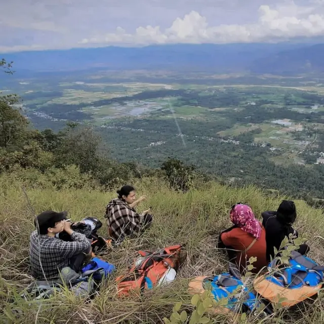 Pendaki berada di Gunung Bulu Nti di Palu, Sulawesi.