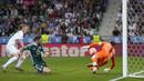 Pemain Timnas Irlandia Utara, Isaac Prices (tengah), menendang bola yang membuahkan gol ke gawang Slovenia dalam pertandingan kualifikasi Euro 2024 di Stozice stadium, Ljubljana, Slovenia, Jumat (8/9/2023). (AP Photo/Darko Bandic)