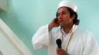 Kontroversi Rocker Ganteng Jadi Imam Masjid di Turki