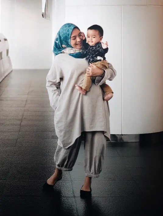 Mantan penyanyi cilik ini pun mengungkapkan alasan dirinya dan sang suami memilih untuk mengurus anak mereka sendiri. (instagram/ennolerian_)