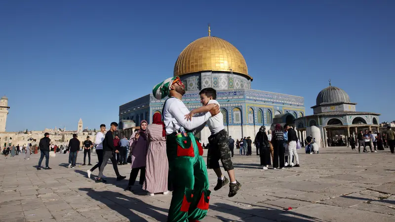 Potret Warga Palestina Sholat Idul Fitri di Tengah Ketegangan dengan Israel