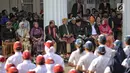 Sejumlah menteri dan pejabat negara mengenakan busana adat saat menghadiri upacara Hari Lahir Pancasila di Gedung Pancasila, Jakarta Pusat, Jumat (1/6). (Liputan6.com/Faizal Fanani)