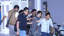 Diduga masih ada barang-barang tersimpan yang memerlukan akses langsung pemiliknya, Gatot Brajamusti di terbangkan dari Mataram ke Jakarta. Gatot dikawal anggota Polda NTB dan Polres Mataram dengan pesawat. (Nurwahyunan/Bintang.com)