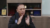 Ketua PSSI, Mochamad Iriawan memberikan keterangan saat berkunjung sekaligus wawancara dengan awak media di SCTV Tower, Jakarta, Selasa (01/11/2022). (Bola.com/M iqbal Ichsan)
