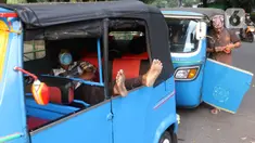 Pengemudi bajaj tengah beristirahat saat menunggu penumpang di kawasan Taman Puring , Jakarta, Minggu (11/7/2021). Dampak dari PPKM darurat membuat penghasilan para pengemudi bajaj menurun drastis hingga 70 pesen. (Liputan6.com/Angga Yuniar)
