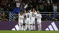 Pemain Real Madrid merayakan gol yang dicetak Vinicius Junior ke gawang Al Hilal dalam laga final Piala Dunia Antarklub 2023 di Prince Moulay Abdallah Stadium di Rabat, Maroko, Minggu (12/2/2023) dini hari WIB. Real Madrid menang 5-3 dalam pertandingan ini. (AP Photo/Mosa'ab Elshamy)