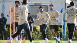 Pemain Tim Nasional (Timnas) Argentina Rodrigo De Paul, Lionel Messi dan gelandang Leandro Paredes (kiri ke kanan) mengambil bagian dalam sesi latihan di Ezeiza, provinsi Buenos Aires, Argentina pada 3 Juni 2025. (LUIS ROBAYO/AFP)