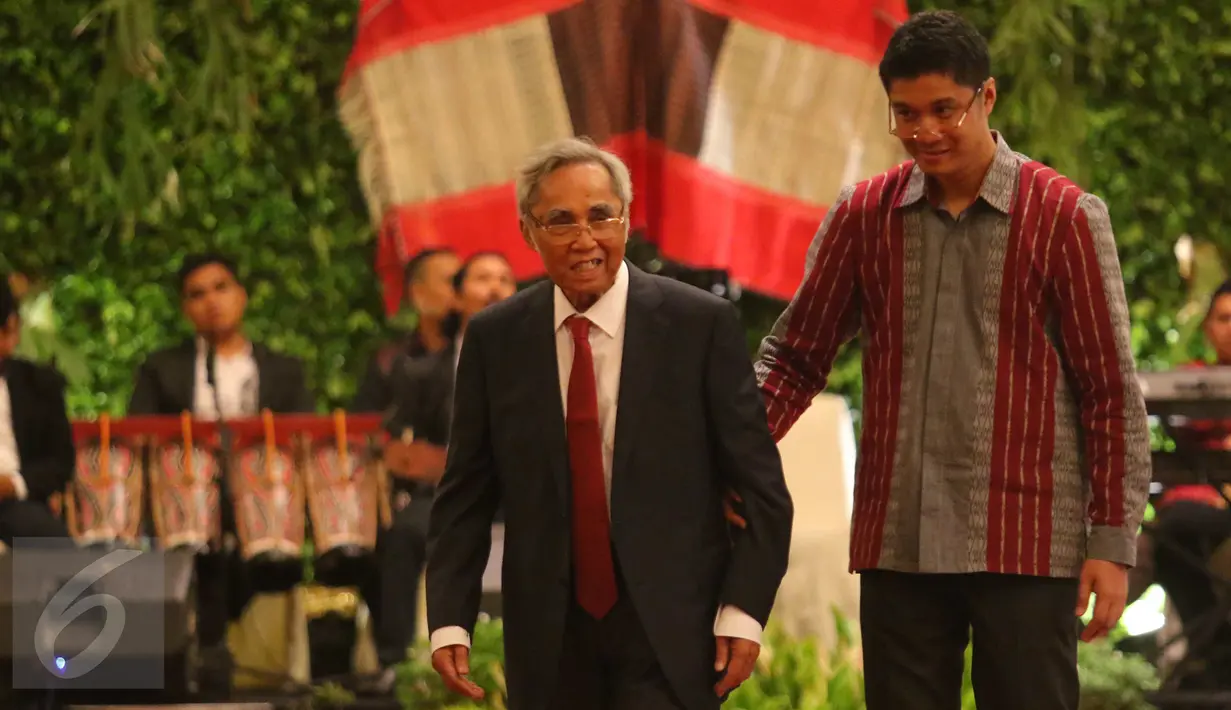 Politisi Senior Sabam Sirait saat merayakan HUTnya yang ke-80 di Jakarta, Sabtu (15/10). Memasuki usia ke-80 Sabam memberikan masukan agar Indonesia tetap menjaga kerukunan dan persatuan bangsa. (Liputan6.com/Angga Yuniar)