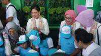 Ibu Negara Iriana Jokowi menyanyi bersama dengan anak-anak PAUD Putra Pertiwi di Kelurahan Gilingan, Solo, Kamis (5/9).(Liputan6com/Fajar Abrori)
