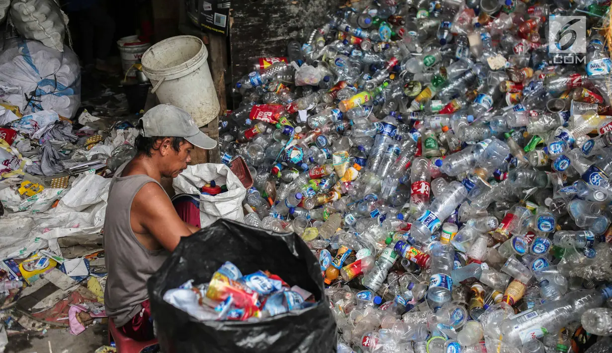 Warga memilah sampah plastik di permukiman liar di kawasan Bypass, Pramuka, Jakarta Timur, Rabu (21/2). Lahan seluas 9.820 meter persegi milik Pemprov DKI tersebut rencananya akan dibangun kantor pemadam kebakaran. (Liputan6.com/Faizal Fanani)