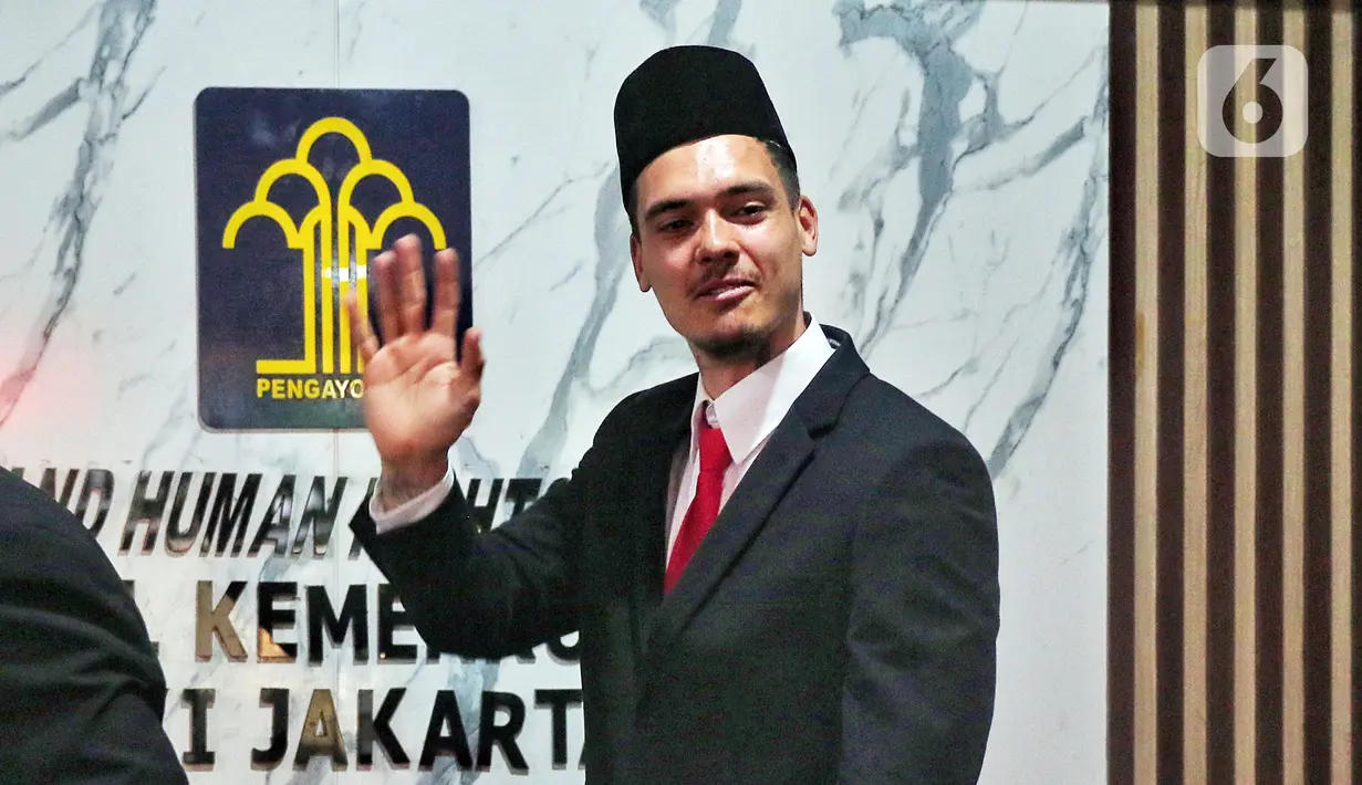 Pemain naturalisasi Shayne Pattynama melambaikan tangan usai pengambilan sumpah menjadi Warga Negara Indonesia (WNI) di Kanwil Kemenkumham DKI Jakarta, Selasa (24/1/2023). Shayne Pattynama diproyeksikan untuk memperkuat Timnas Indonesia pada Piala Asia 2023 mendatang. (Liputan6.com/Angga Yuniar)