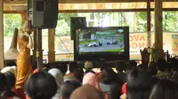 Suasana nonton bareng aksi Rio Haryanto pada ajang F1 di kediaman sang pebalap yang terletak di Jalan Raya Solo-Boyolali KM 14, Bangak, Banyudono, Boyolali, Minggu (20/3/2016). (Bola.com/Romi Syahputra)