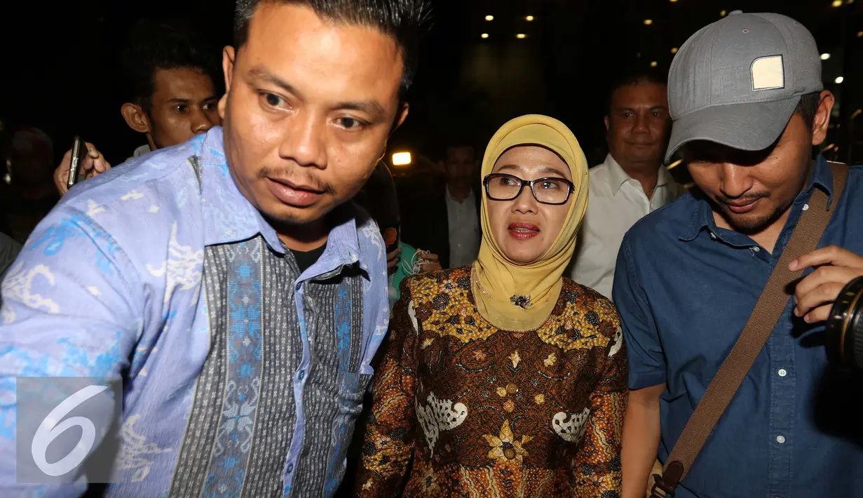 Bupati Indramayu, Anna Sophanah diduga menerima gratifikasi satu unit mobil dari terdakwa kasus pencucian uang Panitera PN Jakpus, Rohadi, Jakarta, Selasa (20/9). (Liputan6.com/Helmi Afandi)