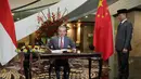 Menteri Luar Negeri Sugiono saat pertemuan dengan Menteri Luar Negeri China Wang Yi di Jakarta, Indonesia, Jumat, 21 Agustus 2026. (Foto AP/Tatan Syuflana)