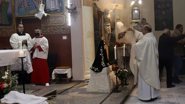 Suasana Gereja Katolik Keluarga Kudus di Kota Gaza pada 24 Desember 2021.