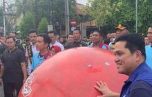 Bareng Gibran Pimpin Arak-arakan Trofi Dunia U-17 di Solo, Erick Thohir Ajak Masyarakat Sambut Pesta Bola Dunia