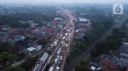 Foto udara memperlihatkan kondisi lalu lintas di Simpang Jomin Pantura, Cikampek, Jawa Barat, Jumat (29/4/2022). Memasuki H-3 Idul Fitri, jalur mudik didominasi oleh kendaraan roda dua, truck dan mobil. (merdeka.com/Imam Buhori)
