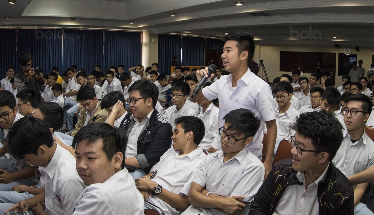 Seorang siswa SMA Kanisius bertanya saat sesi tanya jawab usai nonton bareng laga NBA di Kolese Kanisius, Jakarta, Kamis (19/10/2017). (Bola.com/Vitalis Yogi Trisna)