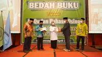 Bupati Banyuwangi Ipuk Fiestiandani (Tengah) menerima terjemahan buku Al-Qur'an Bahasa Osing (Istimewa)