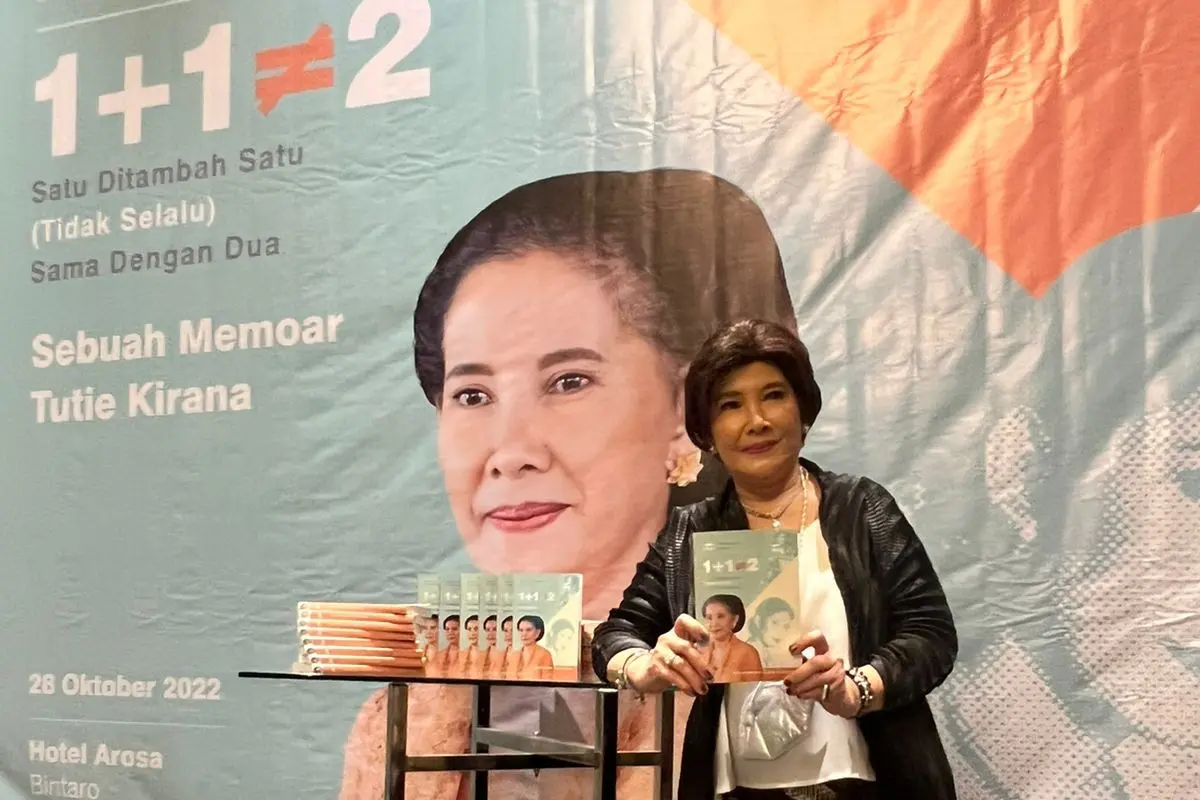 Aktris Legendaris Tutie Kirana Luncurkan Buku Sebuah Memoar Tutie Kirana Tepat di Ulang Tahun ke-70