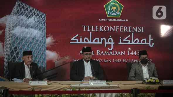Menteri Agama Yaqut Cholil Qoumas (tengah) memberikan keterangan seusai sidang Isbat penentuan awal bulan Ramadhan di Kantor Kemenag Jakarta, Jumat (1/4/2022). Pemerintah menetapkan awal bulan Ramadhan 1443 H jatuh pada hari Minggu (3/4/2022). (Liputan6.com/Faizal Fanani)