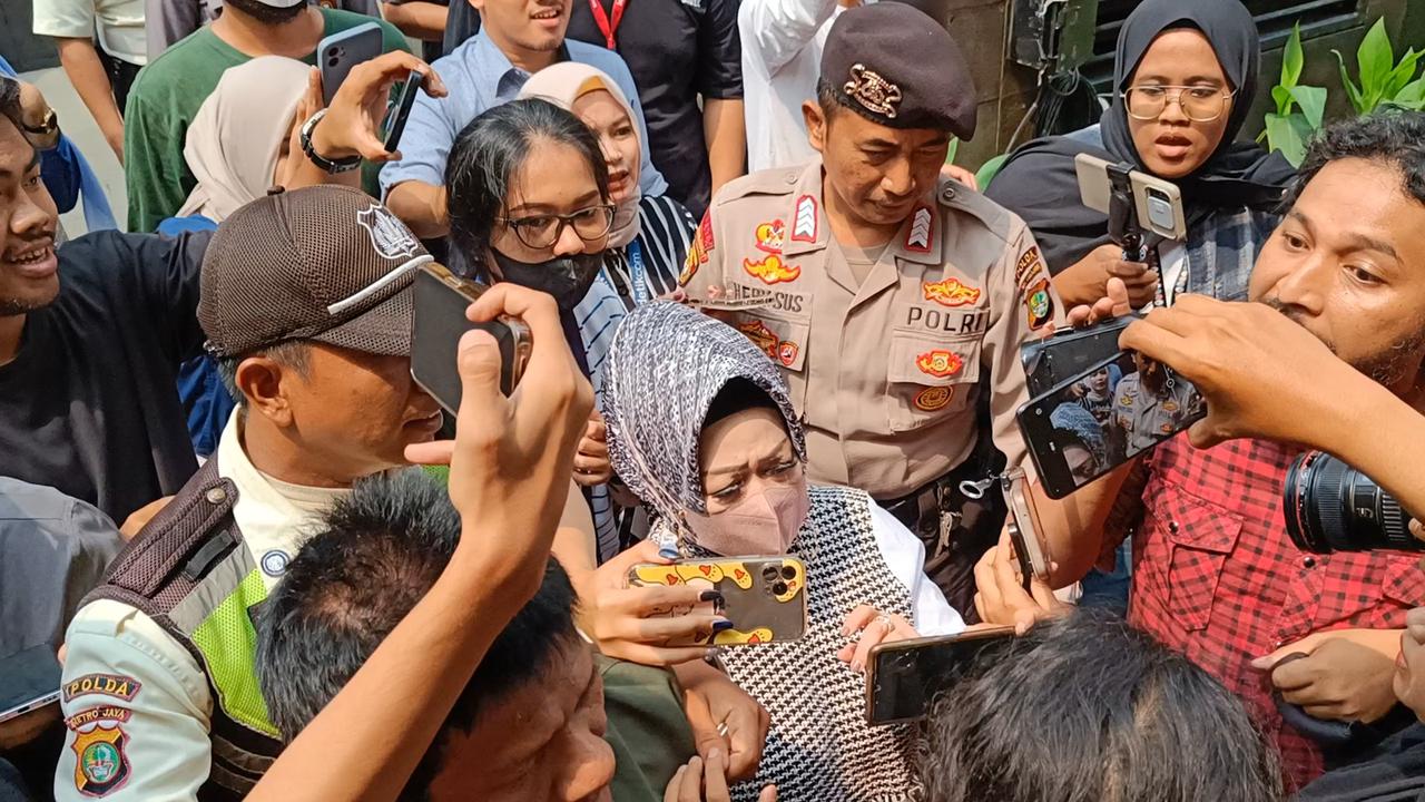 Kepada Dinas Kesehatan (Kandinkes) Lampung, Reihana, usai diperiksa Komisi Pemberantasan Korupsi (KPK)