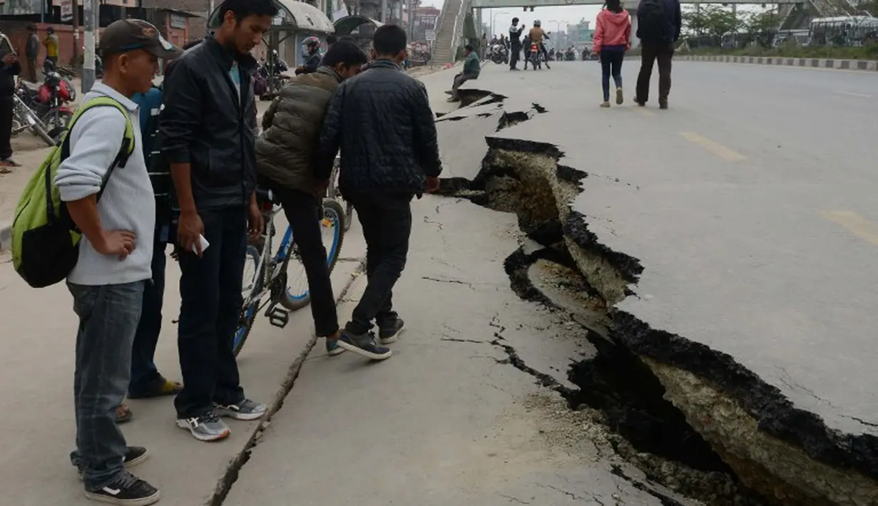 Jalan di Kathmandu terbelah dua akibat gempa bumi yang menghantam Nepal, Minggu (26/4/2015). Gempa berkekuatan 7,8 Skala Richter dikabarkan telah menelan korban sekitar 2000 jiwa. (AFP Photo/Prakash Mathema)