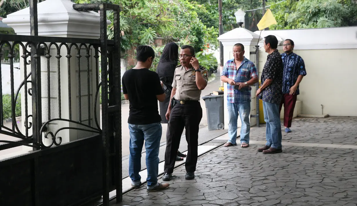 Kabar duka kembali menyelimuti industri hiburan tanah air. Sys Ns, sosok seniman yang serba bisa meninggal dunia pada Selasa (23/1/2018). Sebelumnya, Sys sempat merasakan sakit perut dan dilarikan ke RS Pondok Indah. (Nurwahyunan/Bintang.com)