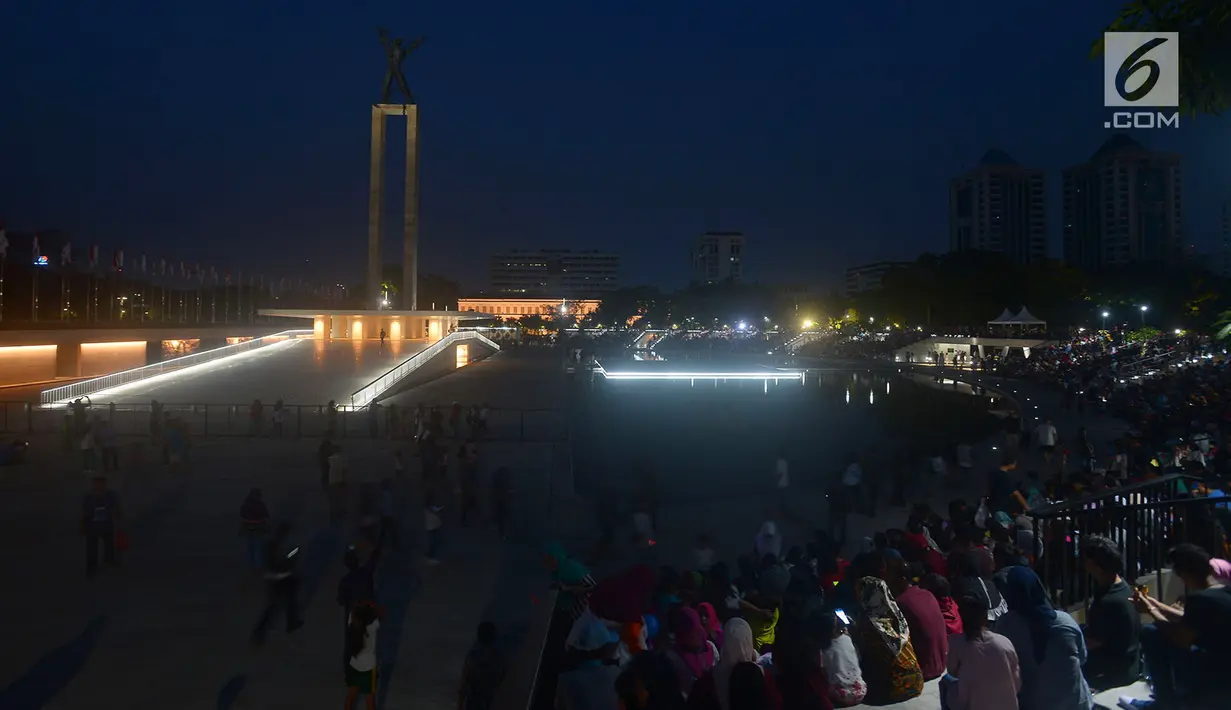 Antusiasme warga menantikan pertunjukan air mancur menari di Lapangan Banteng, Jakarta, Sabtu (11/8). Air mancur menari Lapangan Banteng diputar mulai pukul 18.30, 19.30, dan 20.30 WIB. (Merdeka.com/Imam Buhori)