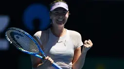 Ekspresi petenis asal Rusia, Maria Sharapova saat menang atas peteis Jerman, Tatjana Maria pada putaran pertama Australia Tebuka di Melbourne, (16/1/2018). (AFP/Greg Wood)