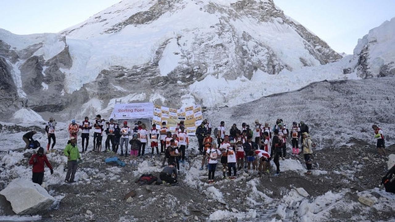 Aksi 54 atlet menantang dingin dengan ikut maraton di Everest