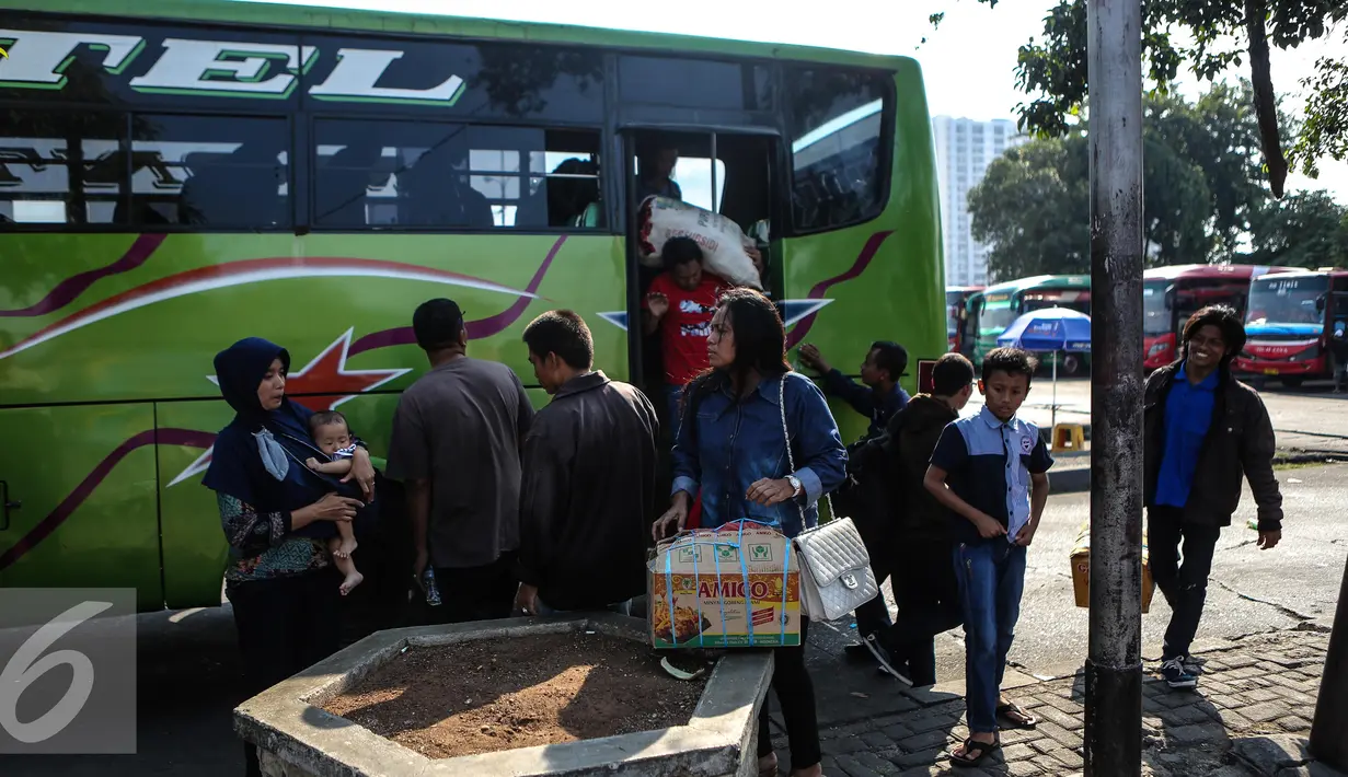 Sejumlah penumpang turun dari bus di Terminal Pulo Gadung, Jakarta, Selasa (22/7/2015). Arus balik di Terminal Pulogadung hingga H+4 Lebaran mengalami peningkatan dibanding tahun lalu. (Liputan6.com/Faizal Fanani)