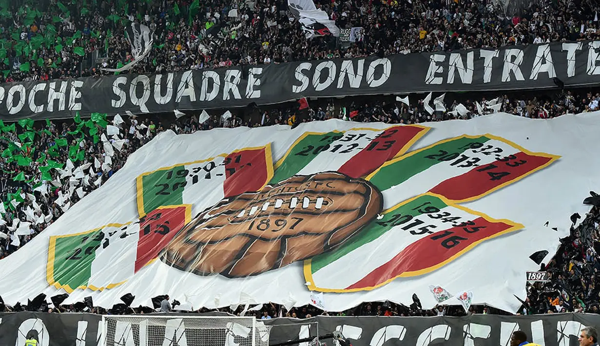 Para suporter membentangkan spanduk raksasa yang bertuliskan tahun-tahun Juventus meraih scudetto. (AFP/Giuseppe Cacace)
