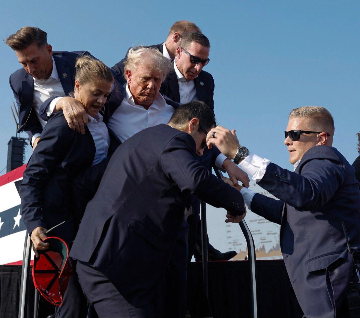 Mantan presiden Amerika Serikat yang juga kandidat presiden dari Partai Republik, Donald Trump ditembak saat melakukan kampanye Pilpres Amerika Serikat di Butler Farm Show, Butler, Pennsylvania, Amerika Serikat, pada Minggu (14/7/2024) pagi WIB. Pasukan S