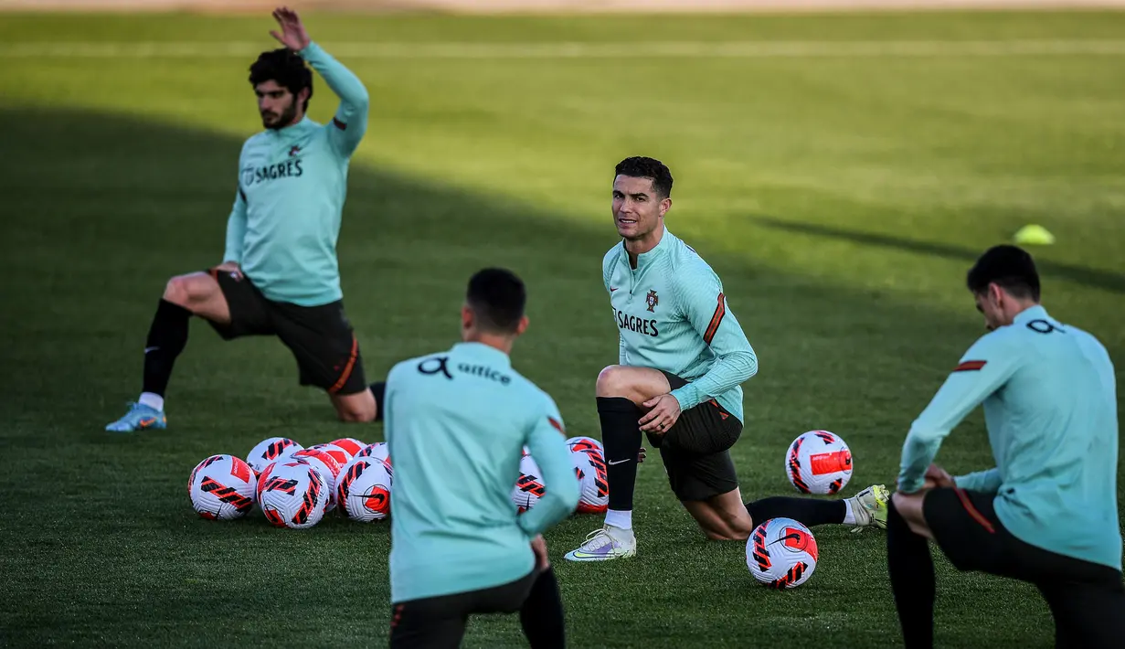 Pemain Portugal Cristiano Ronaldo (tengah) saat sesi latihan jelang menghadapi Turki pada pertandingan sepak bola kualifikasi Piala Dunia 2022 di kamp pelatihan Cidade do Futebol, Oeiras, Portugal, 21 Maret 2022. (PATRICIA DE MELO MOREIRA/AFP)