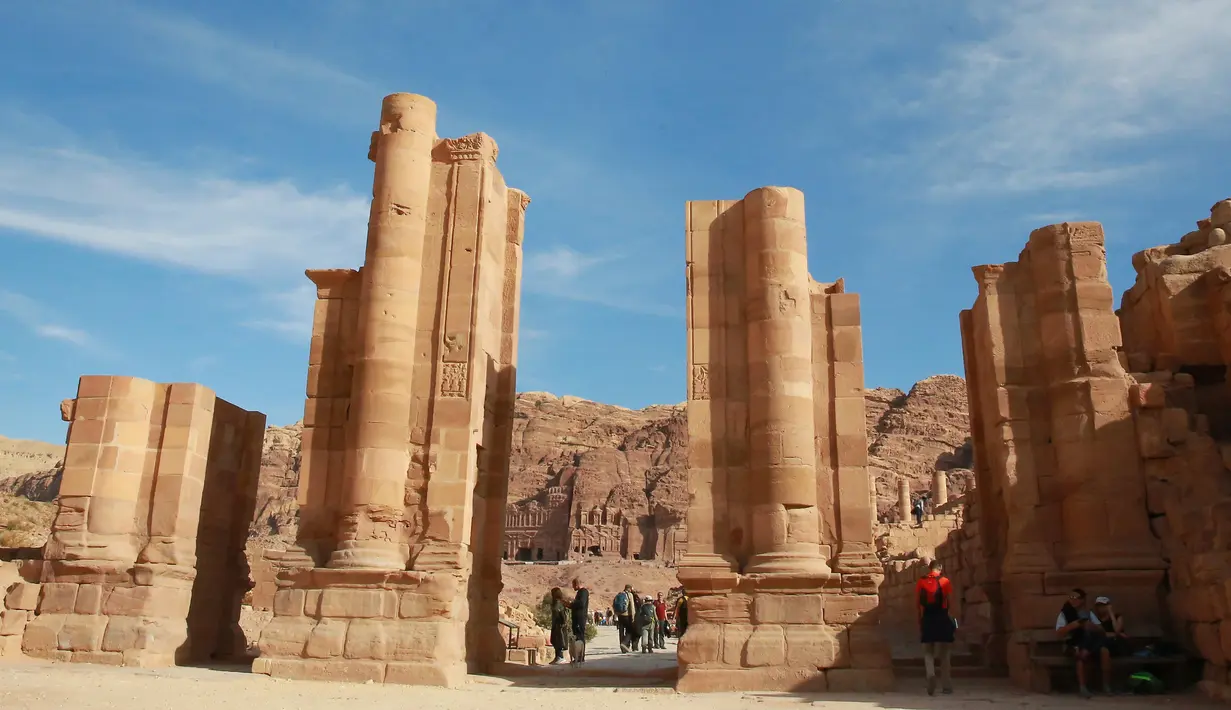 Pemandangan kota arkeologi Petra, Yordania, Kamis (21/11/2019). Petra diperkirakan dibangun abad ke-4 SM oleh Raja Aretas dari Kerajaan Nabatean, suku Arab nomaden. (AHMAD ABDO/AFP)