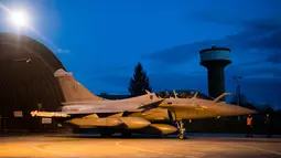 Sebuah jet tempur Dassault Rafale berada di Pangkalan Udara Saint-Dizier, Prancis, Jumat (13/4). Prancis bergabung bersama Amerika dan Inggris melancarkan serangan militer ke Suriah yang menargetkan pusat penelitian senjata kimia negeri itu. (ECPAD / AFP)