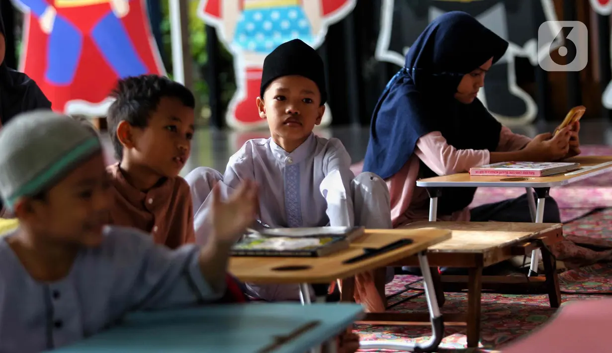 Para orang tua menilai kegiatan pesantren kilat di RPTRA Malinjo ini sangat bermanfaat untuk mengisi waktu anak-anak di bulan Ramadan. (Liputan6.com/Angga Yuniar)