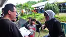 Penampilan sederhana Walikota Risma saat berkantor sementara di Bandara Internasional Juanda, Surabaya, Rabu (31/12/2014). (Liputan6.com/Johan Tallo)