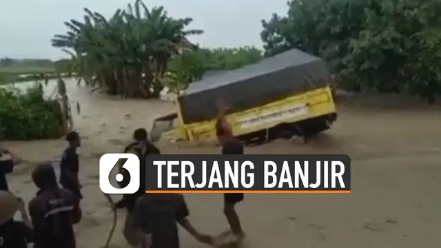 Sudah diingatkan warga tapi pengemudi truk mennghiraukan. Membuat sebuah truk nyungsep karena terjang banjir.